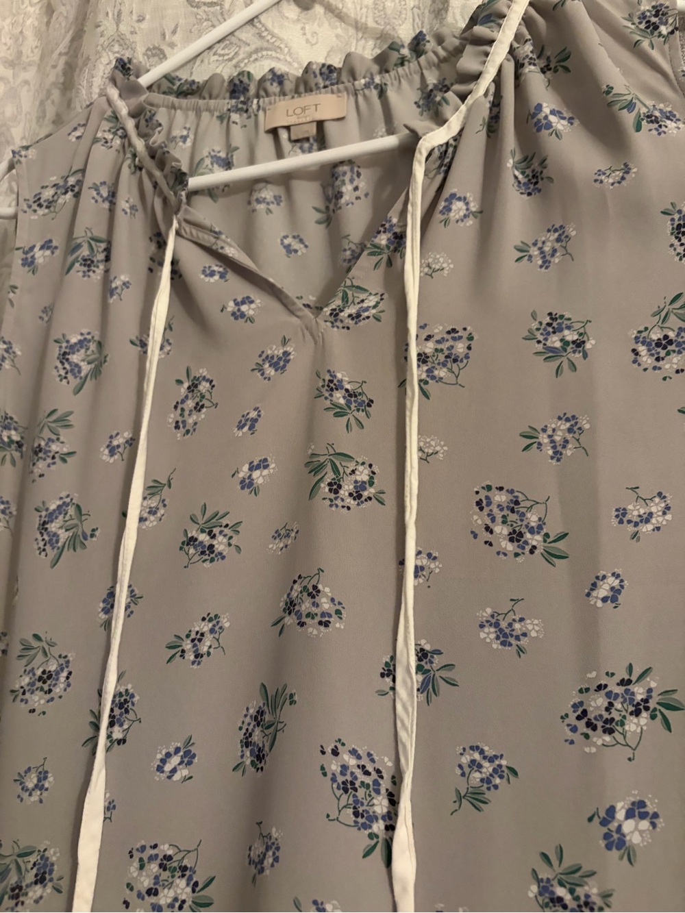 LOFT outlet Light Gray xL Sleeveless Floral Tie-Neck tank blouse. Blue flowers - Picture 3 of 7
